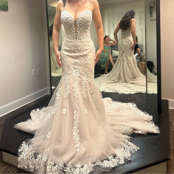 Maggie Sottero Lennon Wedding Gown - Picture 4 of 11
